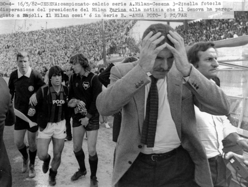16 maggio 1982. Il Milan vince a Cesena 3-2 ma da Napoli arriva la notizia del pareggio del Genoa che condanna i rossoneri alla seconda serie B. Tutta la disperazione del presidente Farina e dei giocatori (Ansa).